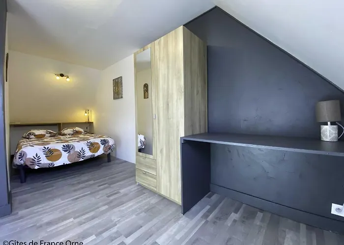 Charmante Maison Ancienne Au Coeur Du Village Avec Jardin Et Terrasse - Fr-1-497-219 * Rouperroux